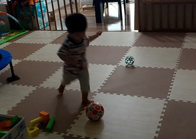 体のバランスがしっかり取れて躍動感のあるボールを蹴る直前の1歳2ヶ月児