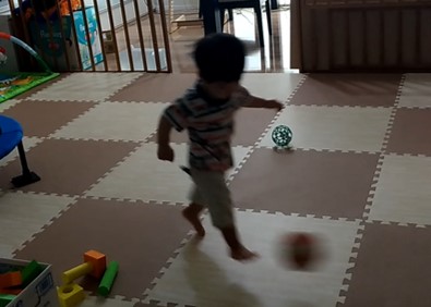 ボールをしっかり蹴った1歳2ヶ月児