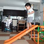 家庭用滑り台を歩いて降りる1歳7ヶ月児
