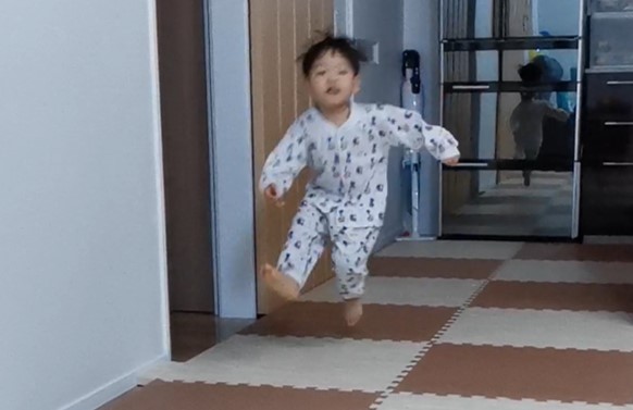 走って飛びあがっている幼児