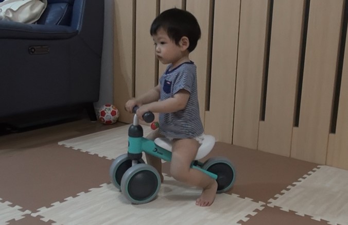 アイデス(Ides) ディーバイクミニ（D-bike mini）にのる1歳児