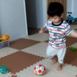 ボールを蹴っている1歳児