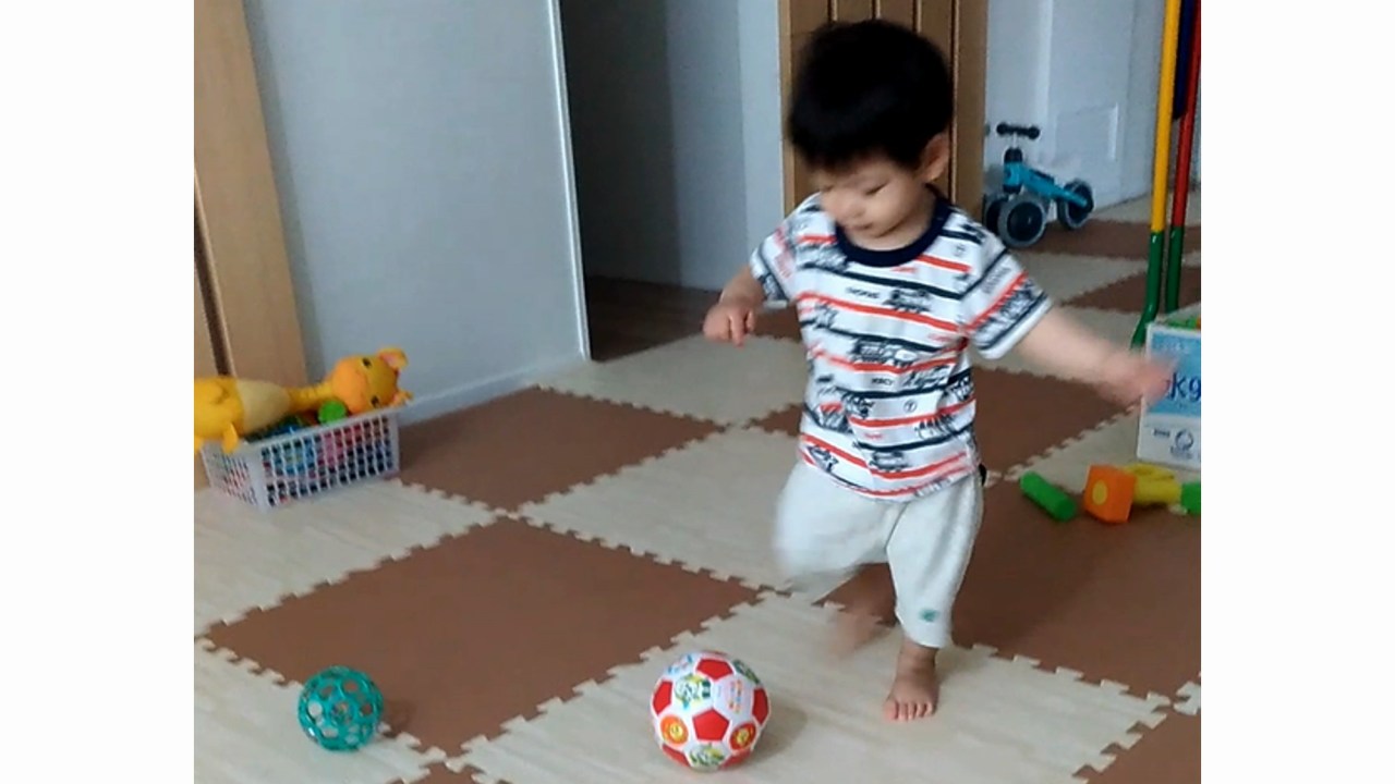 ボールを蹴っている1歳児