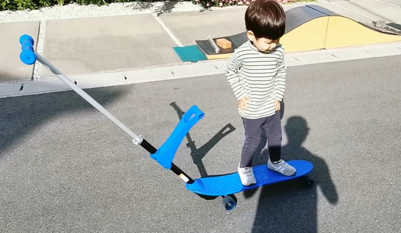 スケートボードに乗っている2歳児