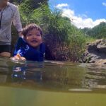 笑顔で水の中に立つ2歳児