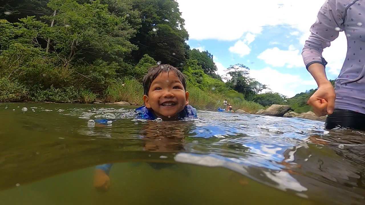 水の中から顔を出して泳いでいる2歳児