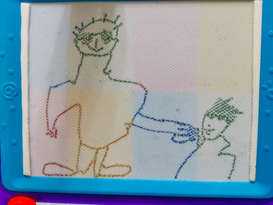 2歳８ヶ月で描いた親と自分が手を繋いで立っている絵