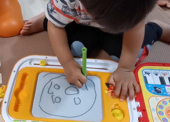 2歳1ヶ月児がアンパンマンの絵を描いている