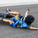 怪我をしないように自転車で転倒した2歳児
